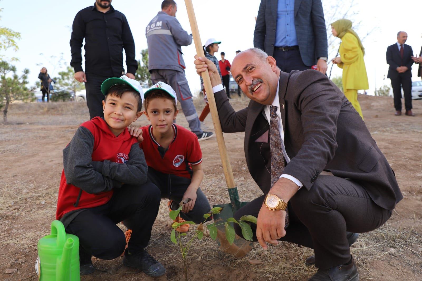 TÜRKYILMAZ ÖĞRENCİLERLE FİDAN DİKTİ