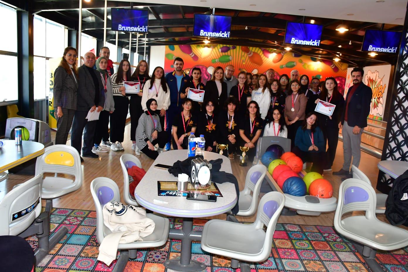 BOWLİNG'DE LİSELİ GENÇLER YARIŞTI