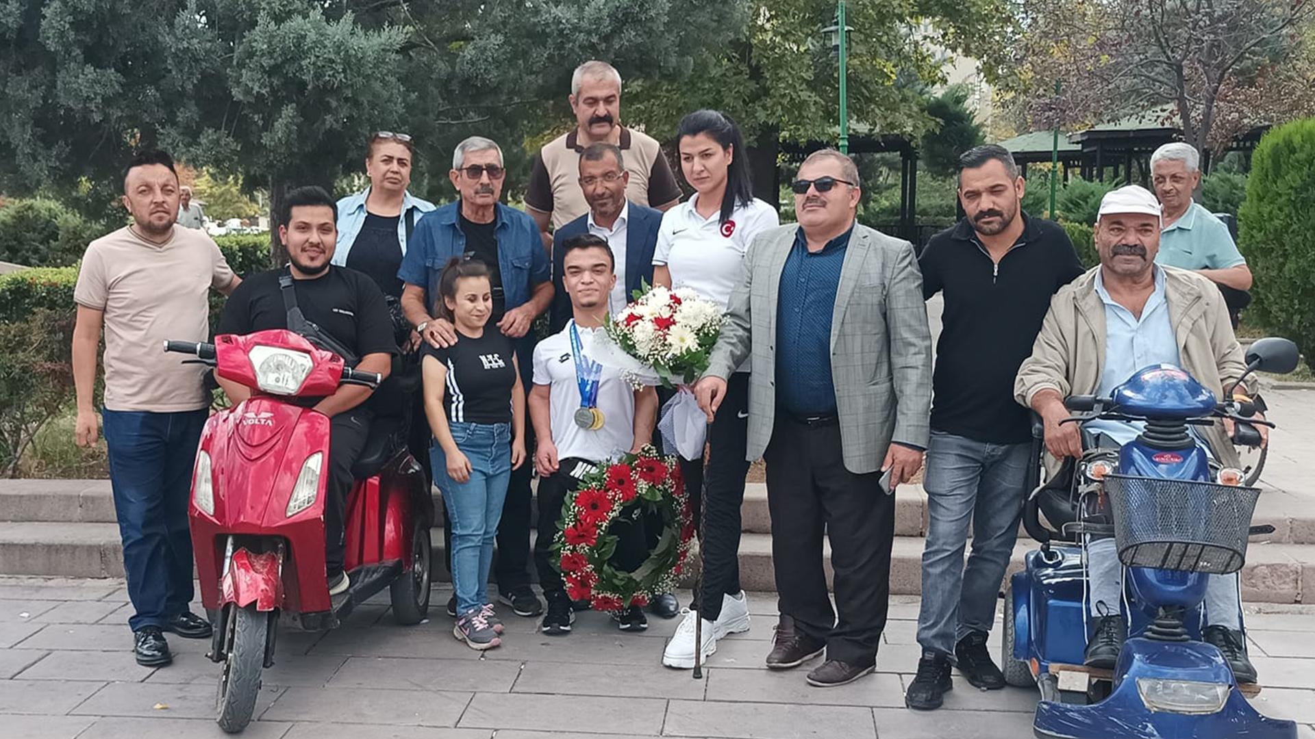 Engelli kardeşlerimizin yanında olmalıyız