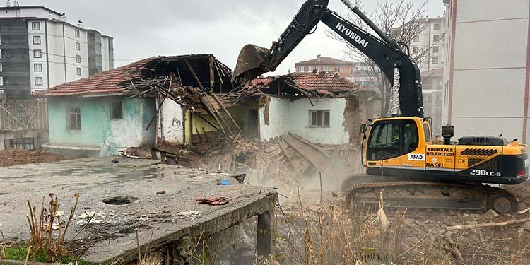 Metruk binalar yıkılıyor