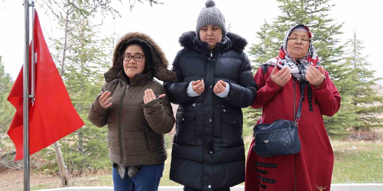 Görme engelliler şehitliği ziyaret etti