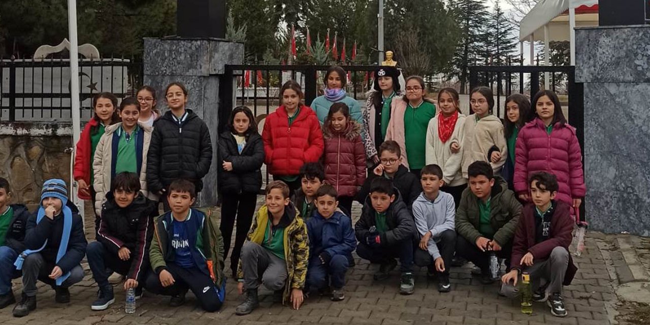Yahşihan'daki ilkokul öğrencileri şehitliği ziyaret etti