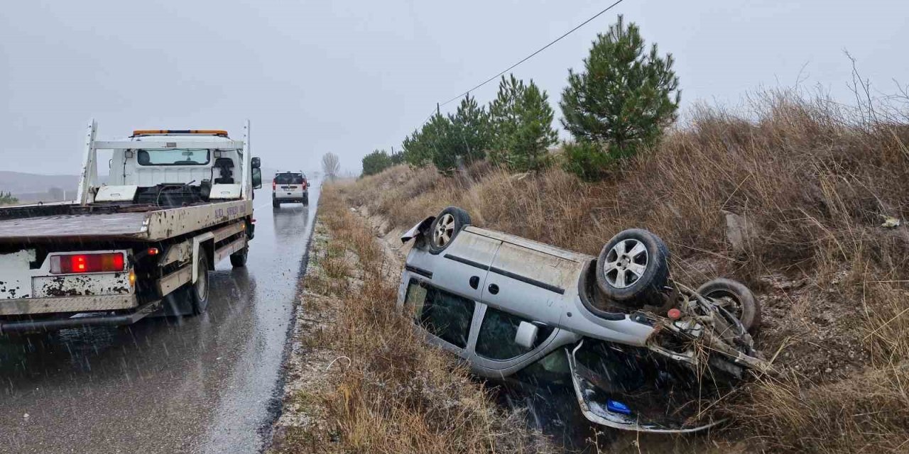 Kontrolden çıkan araç şarampole devrildi: Sürücü burnu bile kanamadan kurtuldu