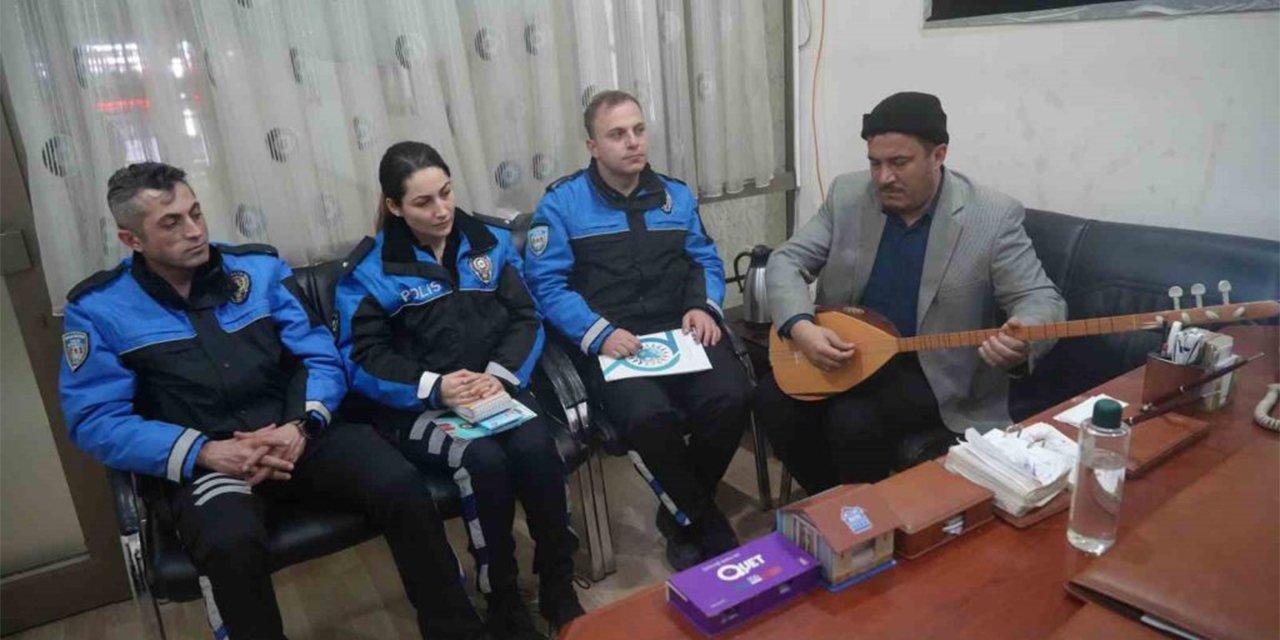 Görme engelli öğretmen polisler için bağlama çaldı