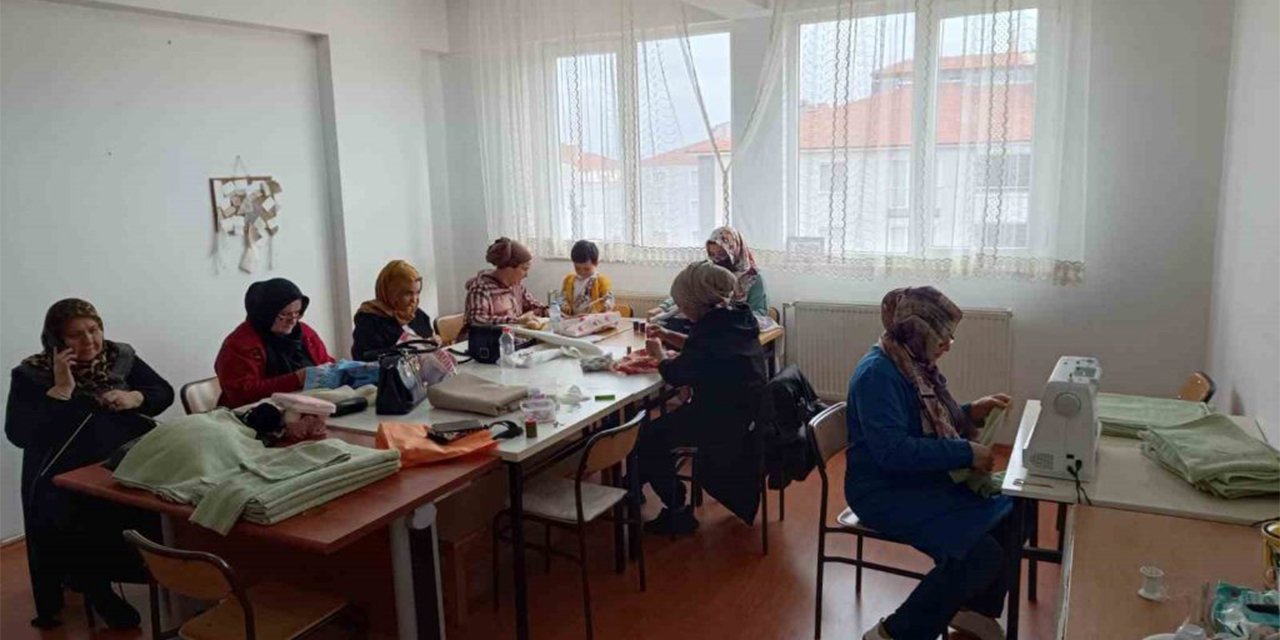 Alacalı kursiyerler Gazze’deki çocuklara giysi ve battaniye dikiyor