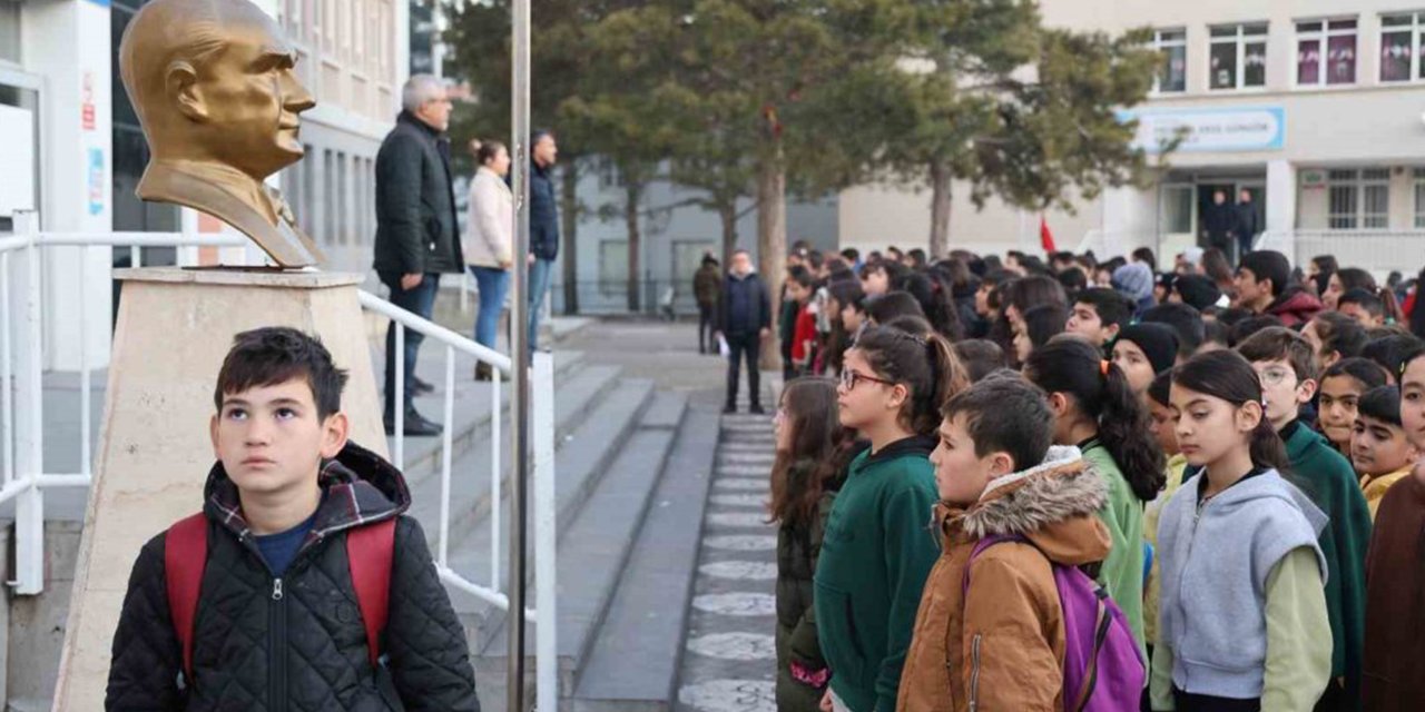 Öğrenciler şehitleri andı