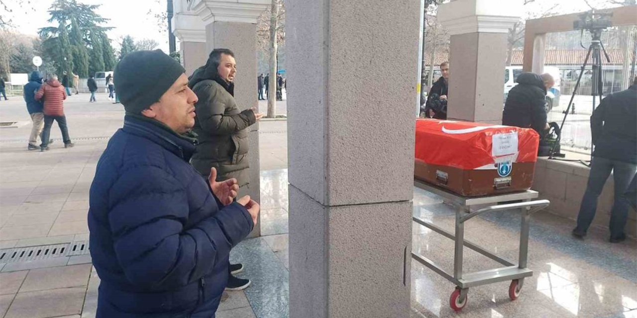 Türkiye’de tedavi gördükleri hastanede hayatını kaybeden 2 Filistinli son yolculuğuna uğurlandı