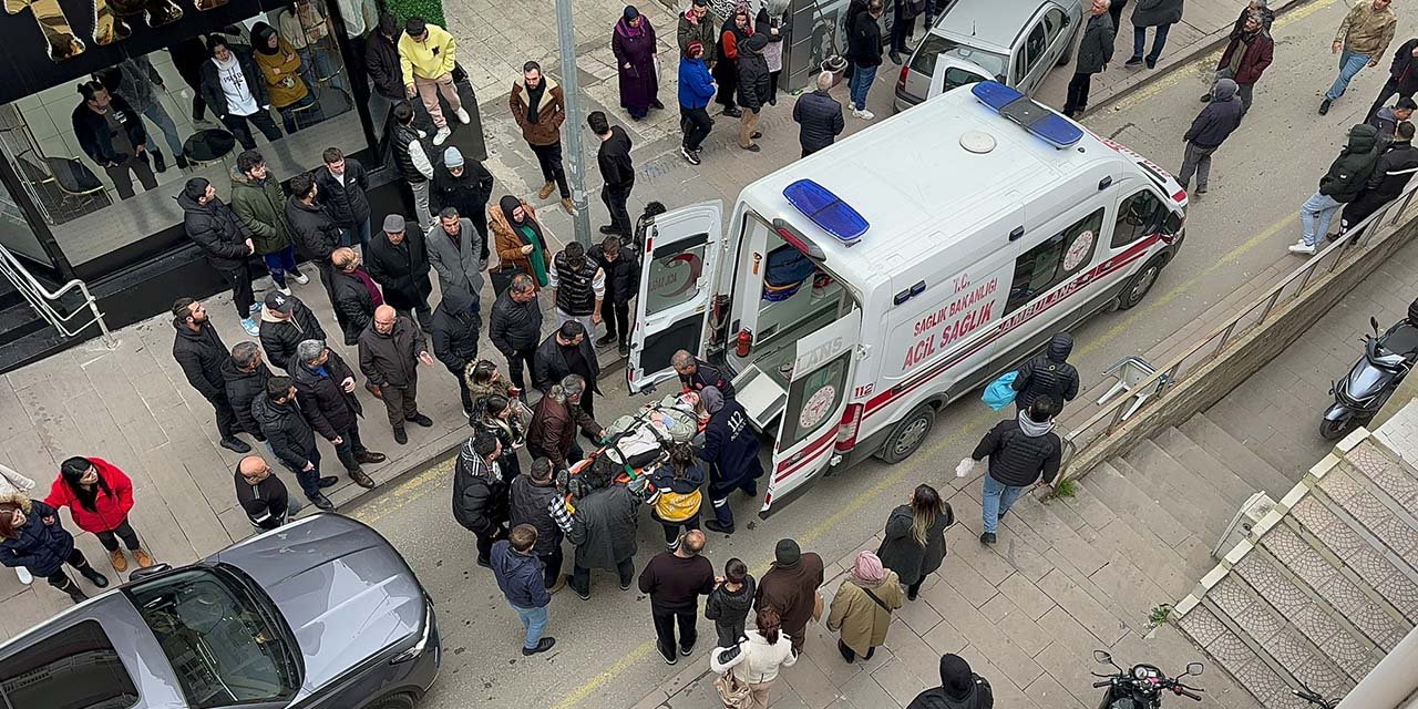 Direksiyon hakimiyetini kaybeden sürücü yayaya çarptı