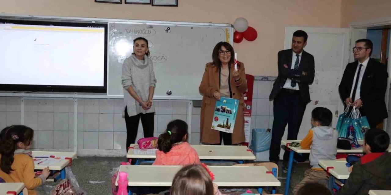 Başkan Şahiner, öğrencilere tatil seti hediye etti