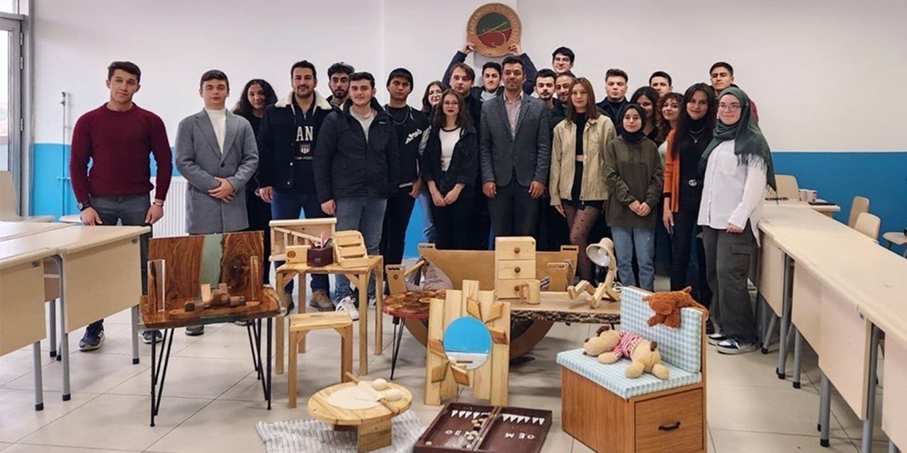 Öğrencilerin tasarladığı ahşap ürünleri Kastamonu Üniversitesi’nde sergilendi