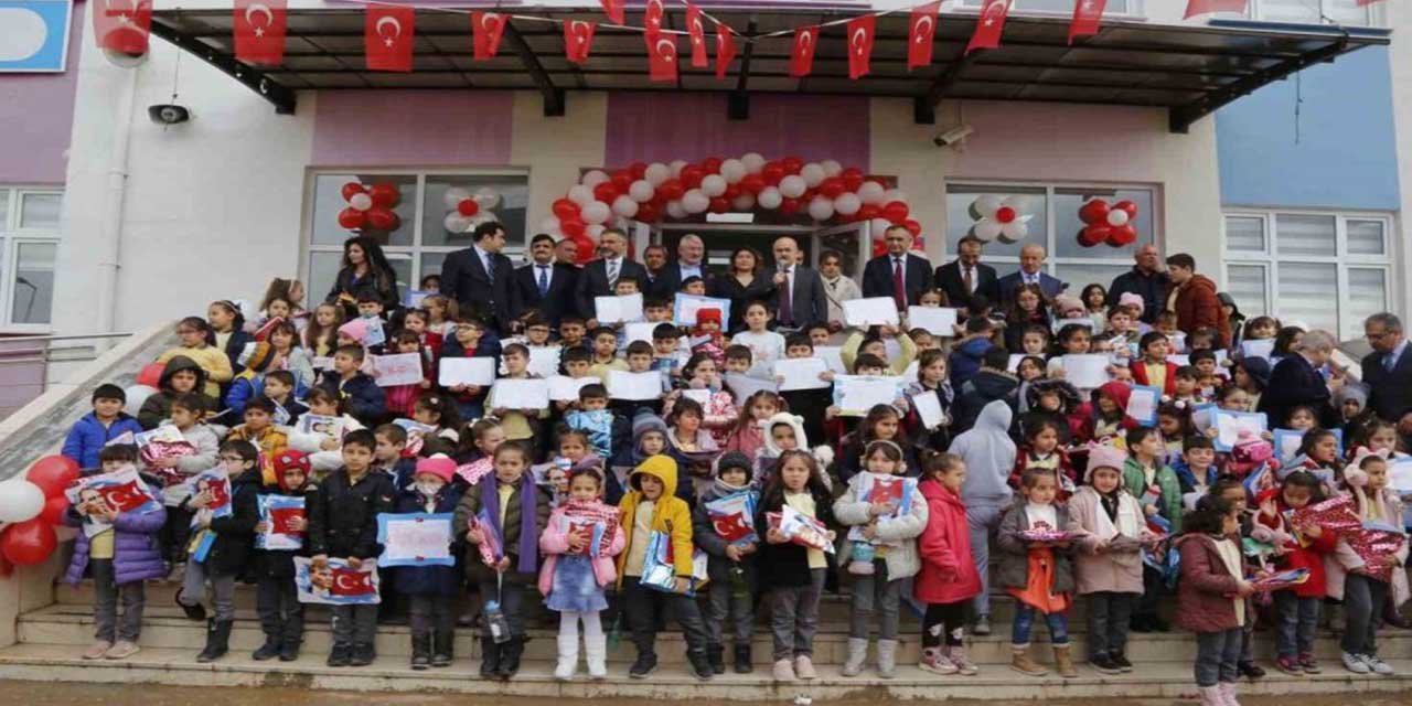 Vali Dağlı, öğrencilerin karne heyecanına ortak oldu