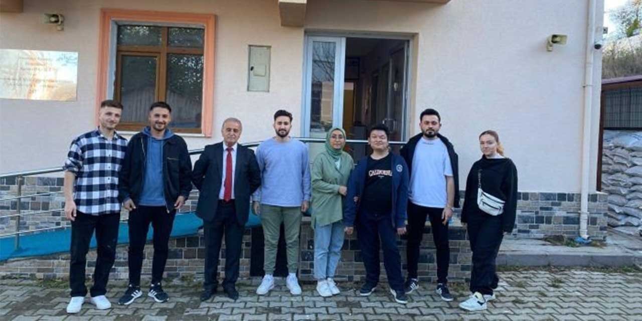 Üniversite öğrencileri köy okulunu boyayarak renklendirdi