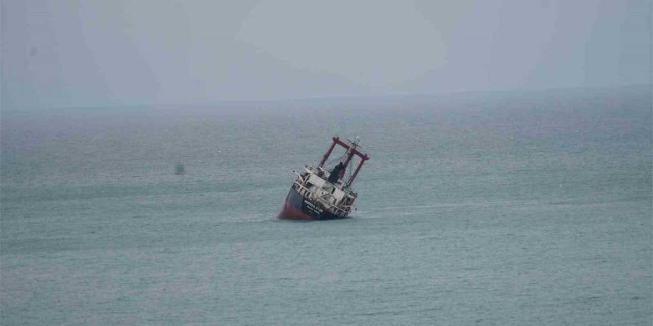 Romanya’dan Kastamonu’ya kadar sürüklenen yük gemisi, limana çekildi