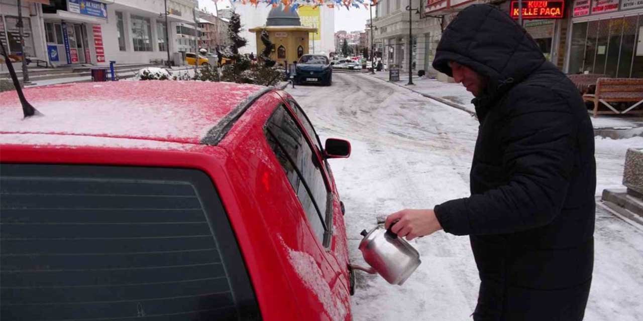 Soğuk hava nedeniyle araçların kapı kilitleri dondu