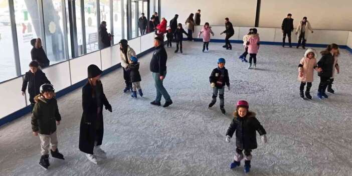 Kırkkale'de ücretsiz buz pisti çocukların yüzünü güldürdü