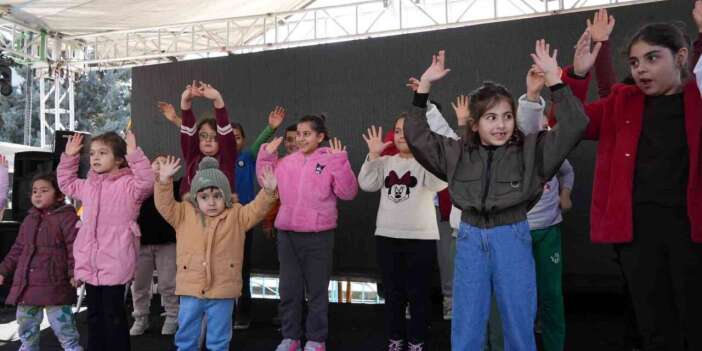 Ramazan Sokağı’nda renkli görüntüler: Sahneye çıkan çocuklar ilahiler seslendirdi