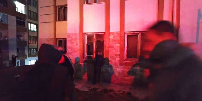 Yuva TOKİ’de çıkan yangında aile son anda kurtarıldı.