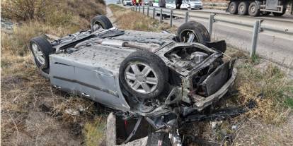 Seyir halindeki aracın çarptığı otomobil şarampole devrildi