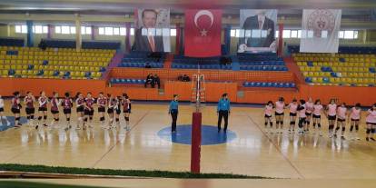 Genç kızlar voleybol müsabakaları heyecanı