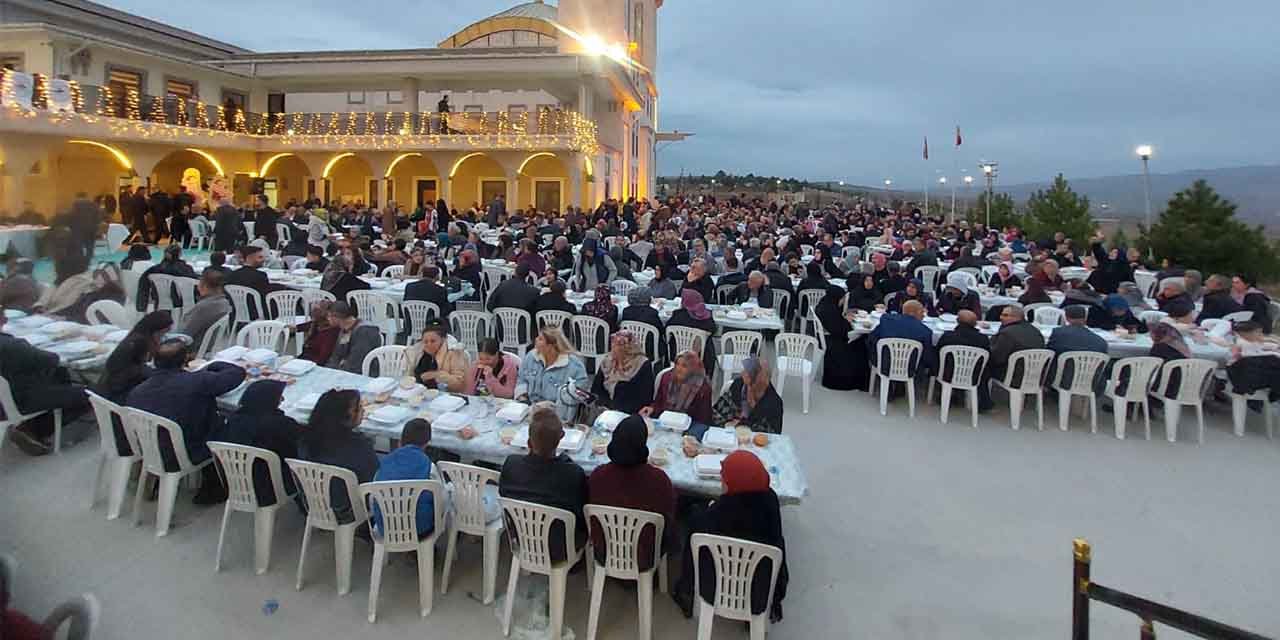 slami-degerler-kulliyesinde-binlerce-kisiye-iftar3.jpg