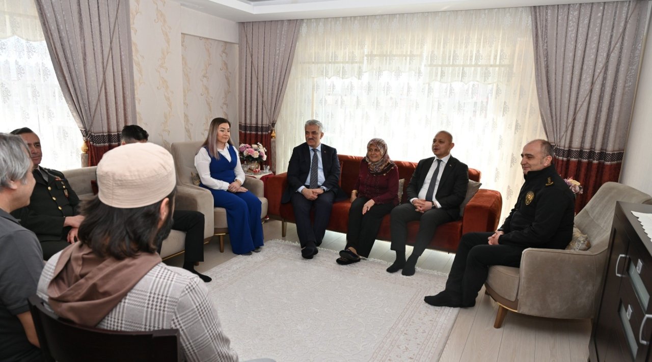 ehit-akpinarin-ailesine-bayram-ziyareti1.jpg