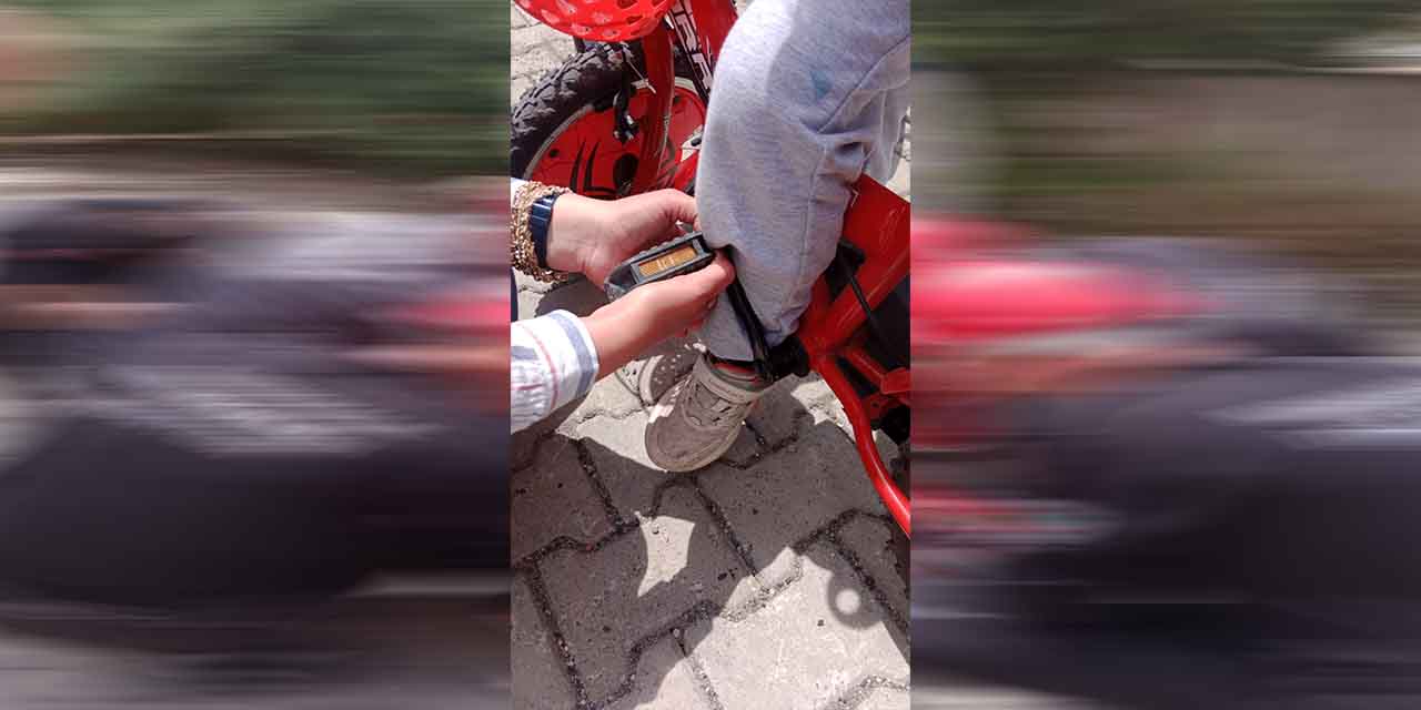 bisiklet-pedalina-ayagi-sikisan-cocugu-itfaiye-kurtardi2.jpg