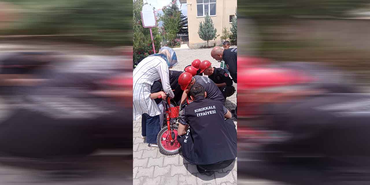 bisiklet-pedalina-ayagi-sikisan-cocugu-itfaiye-kurtardi3.jpg