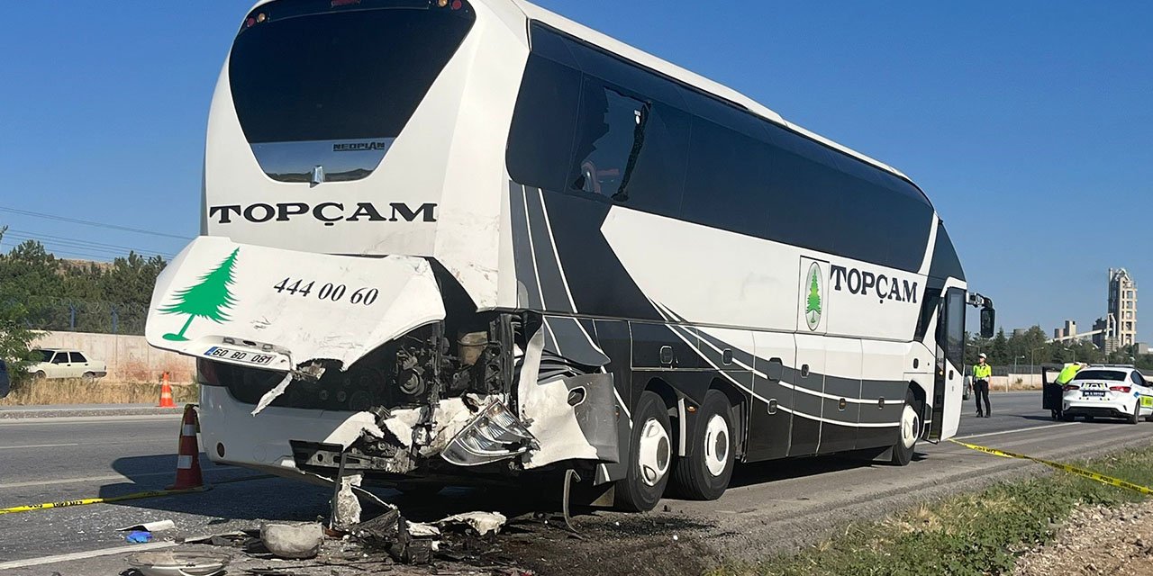 arizalanan-otobuse-kamyonet-carpti-2-olu-1-agir-yarali2.jpg