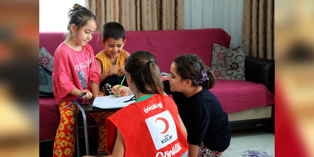 turk-kizilaydan-ogrencilere-yardim-eli-3.jpg