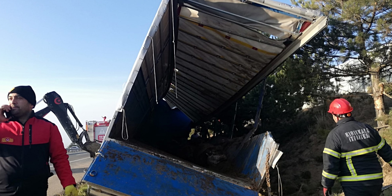 kirikkale-yolunda-tir-devrildi-4-buyukbas-telef-oldu75421.jpg