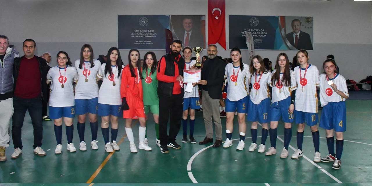 kizlar-futsal-turnuvasi-tamamlandi-2.jpg