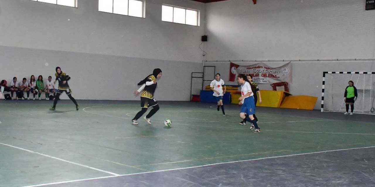 kizlar-futsal-turnuvasi-tamamlandi-3.jpg