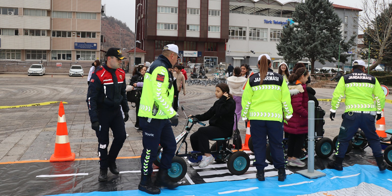 meydanda-ogrencilere-trafik-egitimi-verildi87564.jpg
