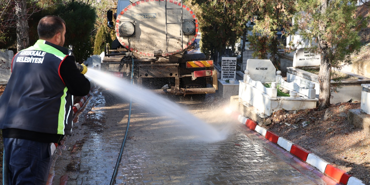 mezarliklarda-yil-boyu-bakim-ve-temizlik-calismasi9856.jpg