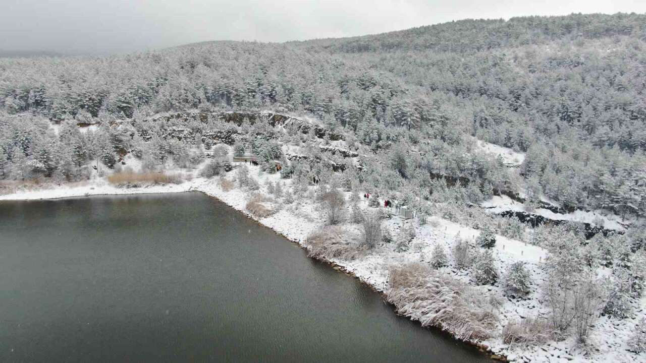 kastamonunun-arac-ilcesinde-yer-alan-ve-mahalli-sulak-alan-olarak-tescil-edilen-tuzakli-goletinde-bulusan-gencler-kar-yagisi-altinda-manzara-esliginde-dogada-hosca-vakit-gecirme-imkani-buldu