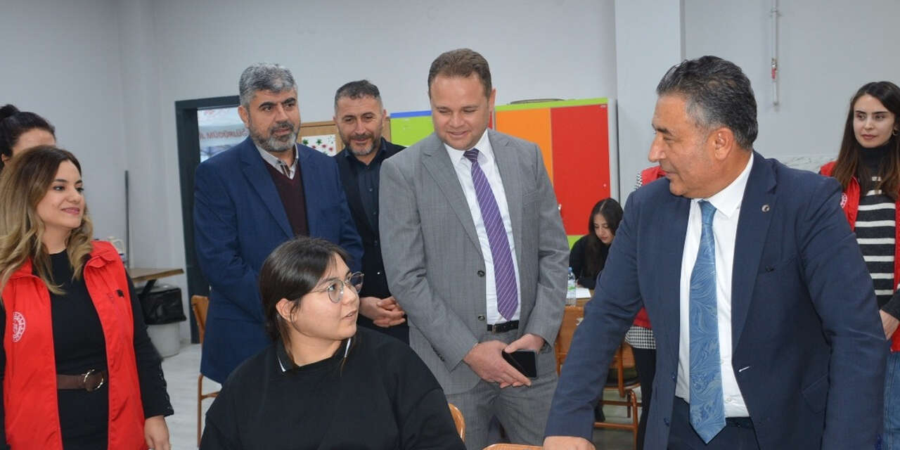 gencler-hayata-gecirilen-projelerle-sanatla-bulusturuluy