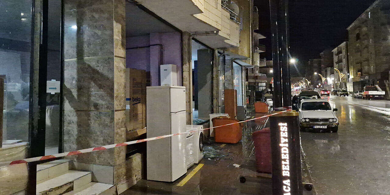 kirikkalede-kuvvetli-ruzgar-ortaligi-yikti-gecirdi3