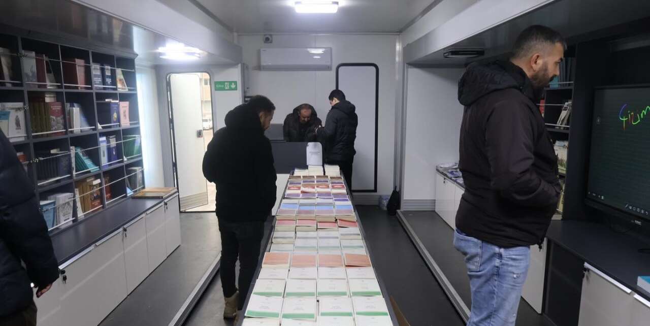 turk-tarih-kurumu-mobil-kitap-satis-araci-kirikkalede2