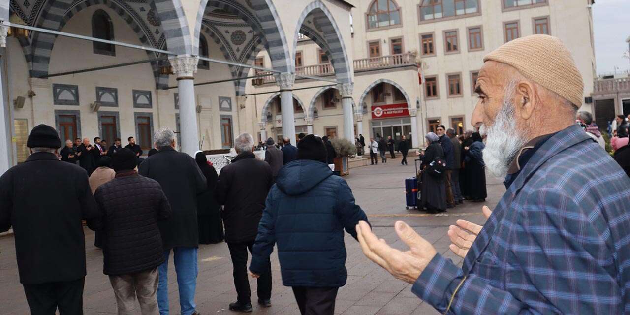 umre-yolculari-dualarla-ugurlandi22