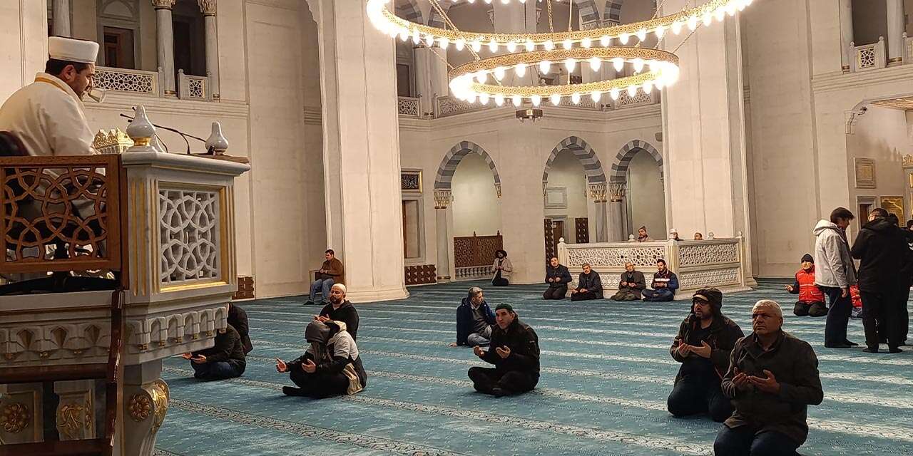 gencler-aileleriyle-yatsi-namazinda-saf-tuttu2