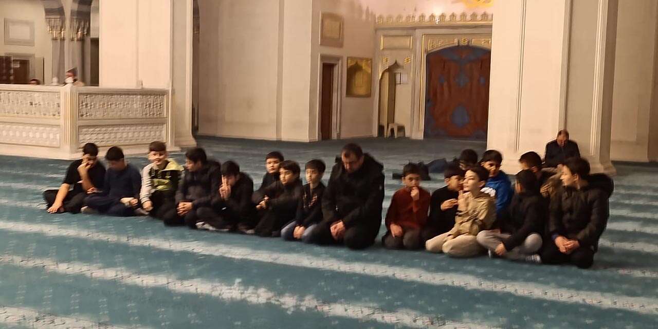 gencler-aileleriyle-yatsi-namazinda-saf-tuttu3