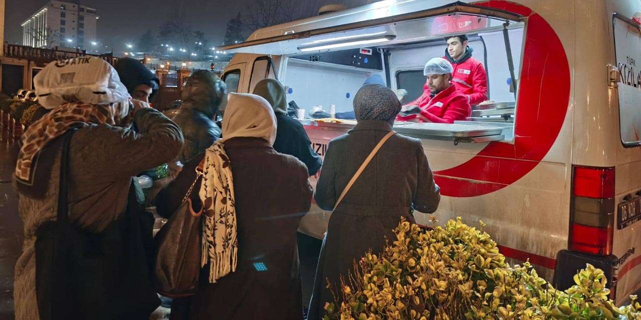 kizilay-soguk-havada-yurekleri-isitti3