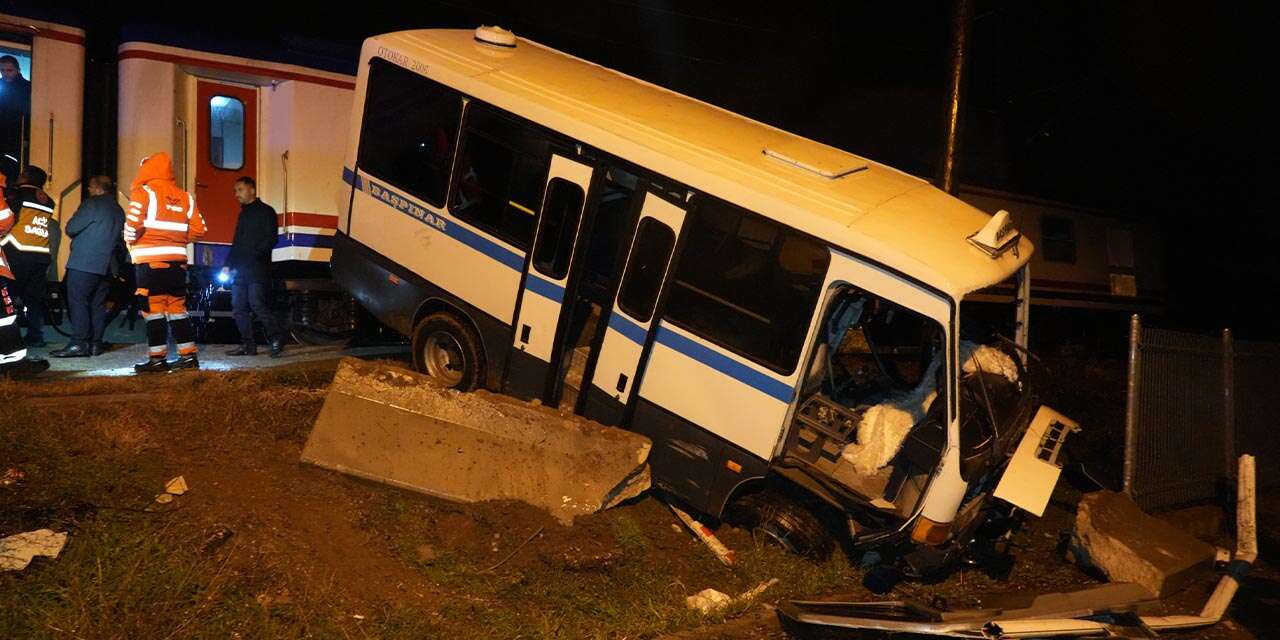 hemzemin-gecitte-mahsur-kalan-dolmusa-tren-carpti2