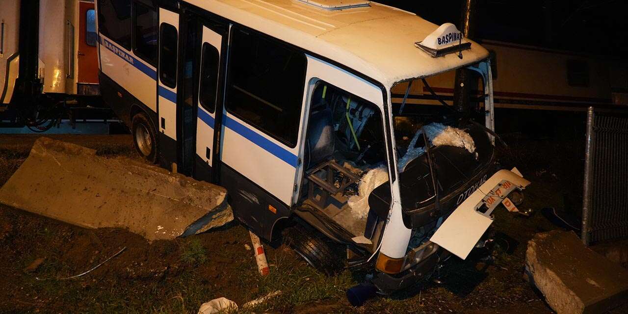 hemzemin-gecitte-mahsur-kalan-dolmusa-tren-carpti3