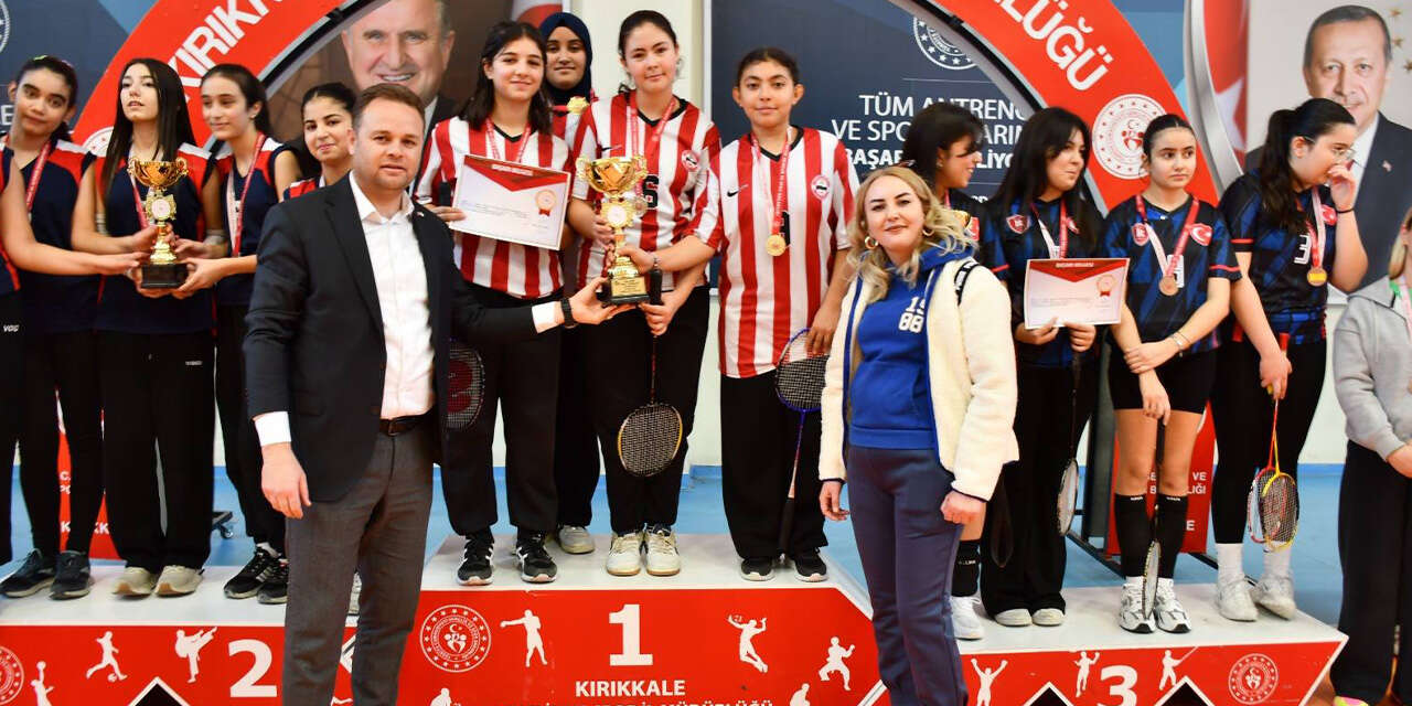 badminton-sampiyonlari-odullendirildi2