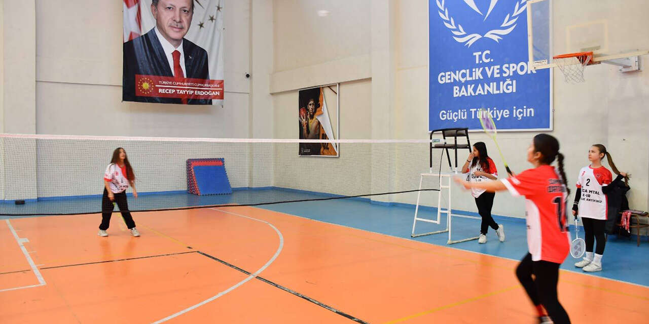 badminton-sampiyonlari-odullendirildi3