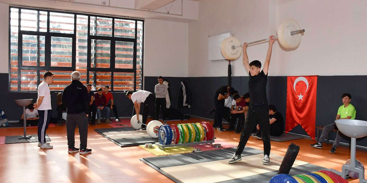 genc-halterciler-sampiyonluk-icin-kiyasiya-yaristi-2