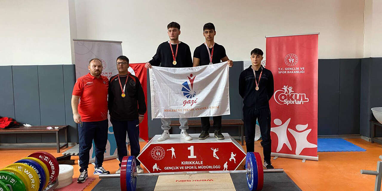 genc-halterciler-sampiyonluk-icin-kiyasiya-yaristi-3