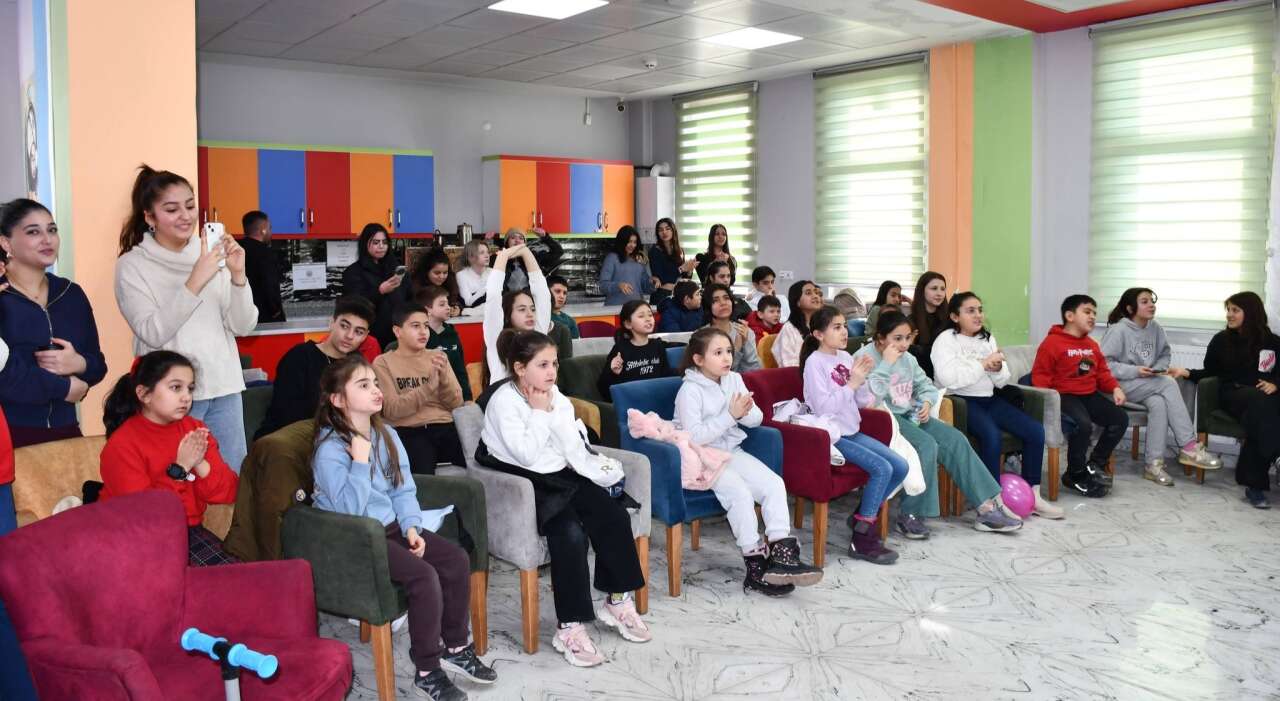 genclik-kis-kulubu-coskuyla-basladi