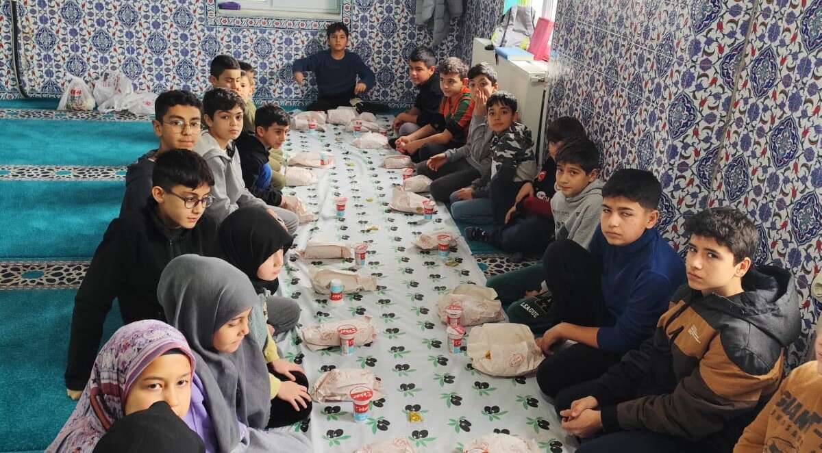 kocatepe-camii-cocuklarin-neseli-sesleriyle-dolup-tasiyor